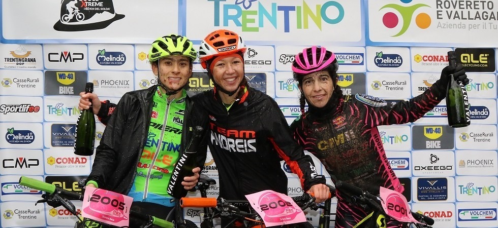 Foto di Daniele Mosna Andrea Righettini e Chiara Burato più forti di pioggia e freddo